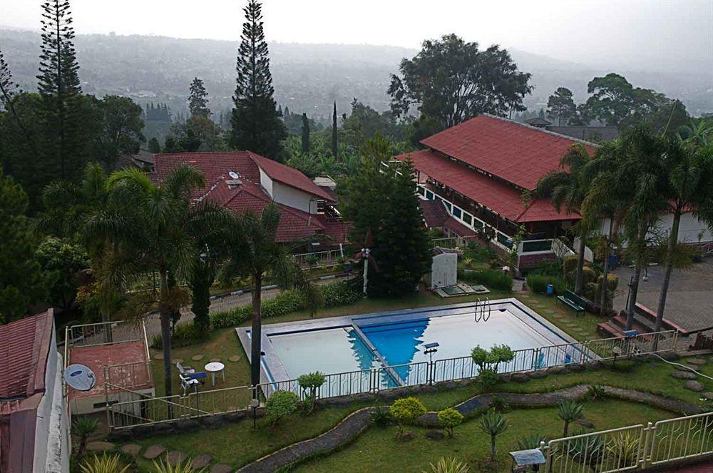 Alfa Resort Hotel And Conference Puncak Exteriör bild